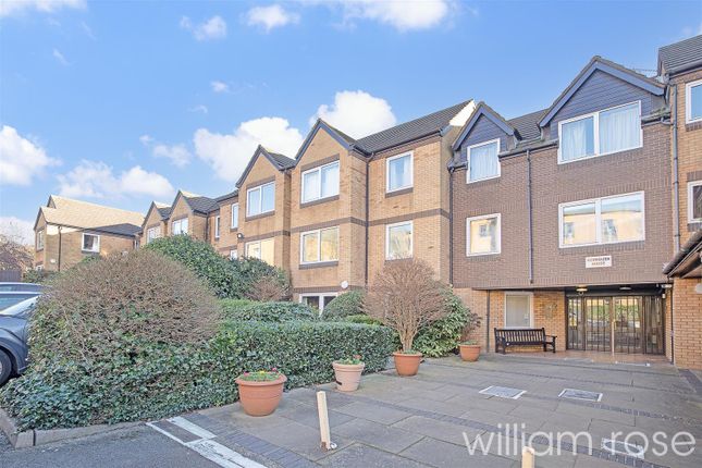 Flat for sale in Kings Head Hill, Chingford, London