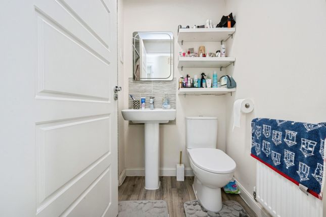 9, Tawny Avenue, Bedford photo 3