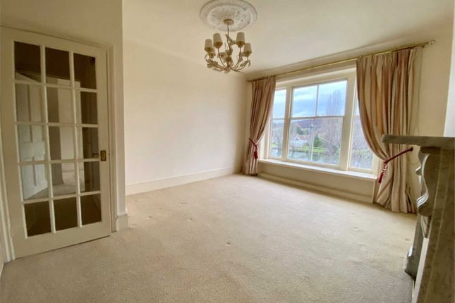 Flat to rent in River Terrace, Henley-On-Thames