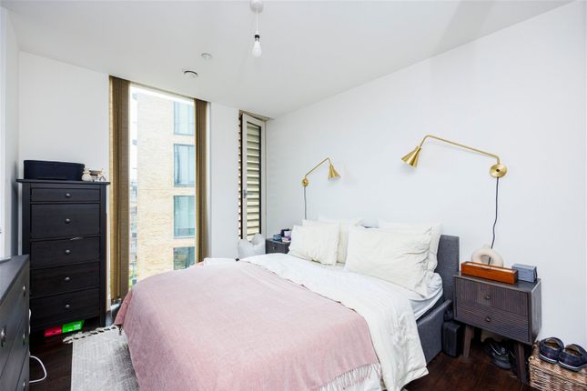 Flat for sale in Surrey Quays Road, London
