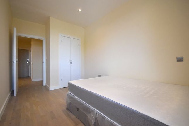 20, Cleeve Road, Leatherhead photo 4
