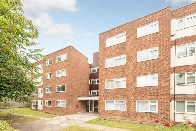 Thumbnail Flat for sale in Imperial Court, North Finchley, London