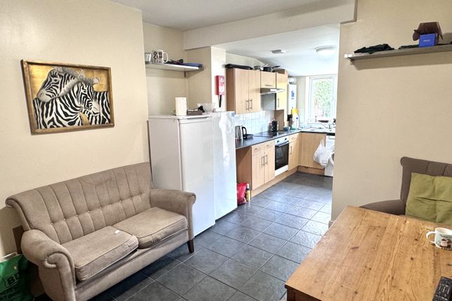 Room 1, 12 Monson Street, Lincoln photo 3