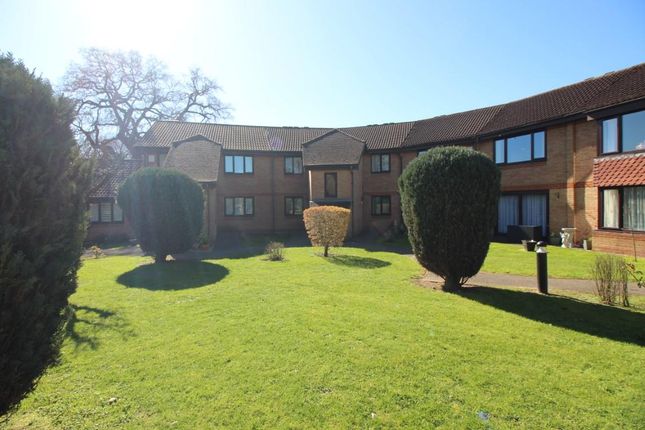 Flat for sale in Burrcroft Court, Reading