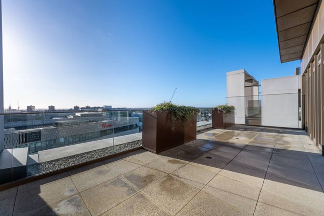 Flat for sale in Fountain Park Way, White City, London