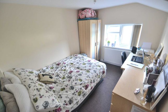 49, Donnington Gardens, Reading photo 3