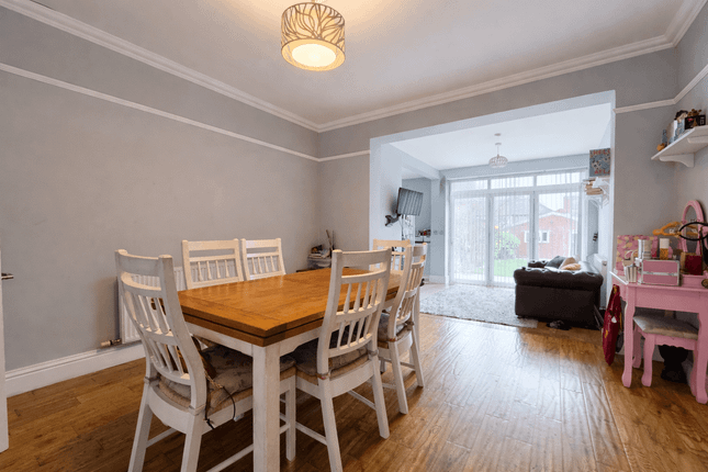 109 Connaught Gardens, London photo 5