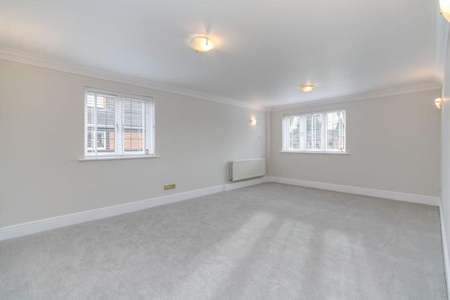 Flat to rent in Elgin Place, St Georges Avenue, Weybridge