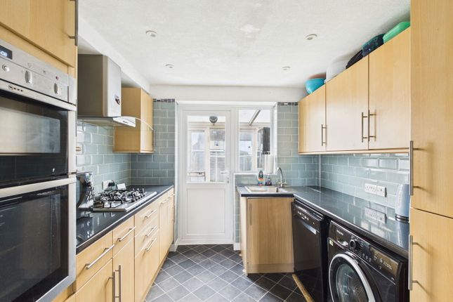43, Cedar Close, Worthing photo 3