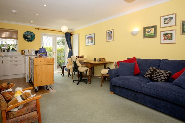 12, Dickenson Walk, Alresford photo 4