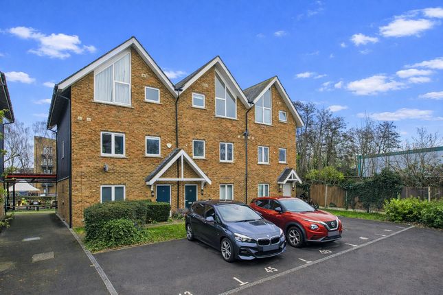 3-bed flat on 43, Fourdrinier Way, Hemel Hempstead, £350,000
