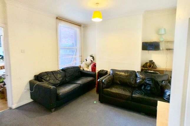 39 Salisbury Street, **WALKING DISTANCE TO BEDFORD PARK** Salisbury Street, Bedford photo 4