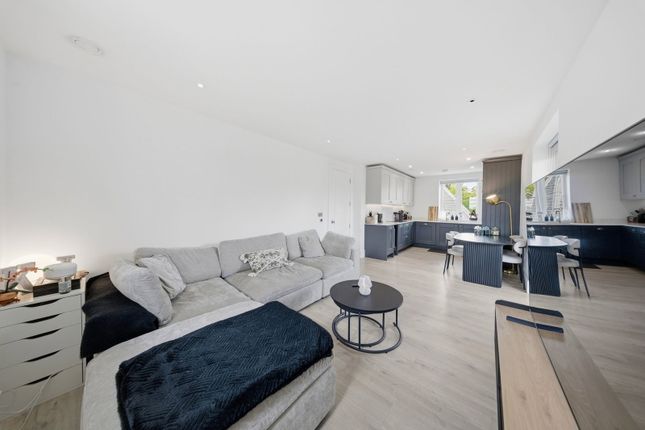 2,Flat 4, Woburn House, Sassoon Drive, London photo 4