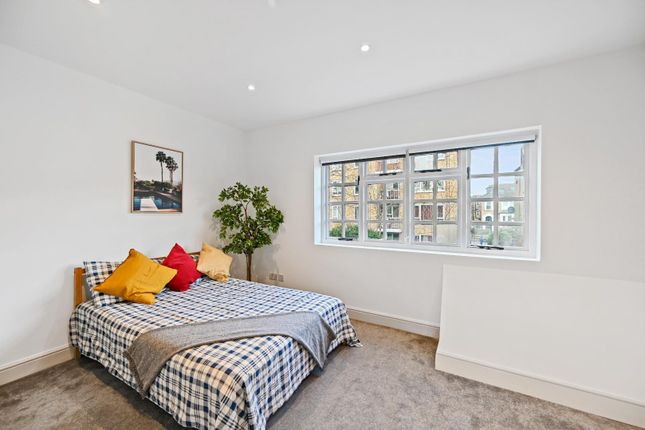 Mews house for sale in Ickburgh Road, Hackney