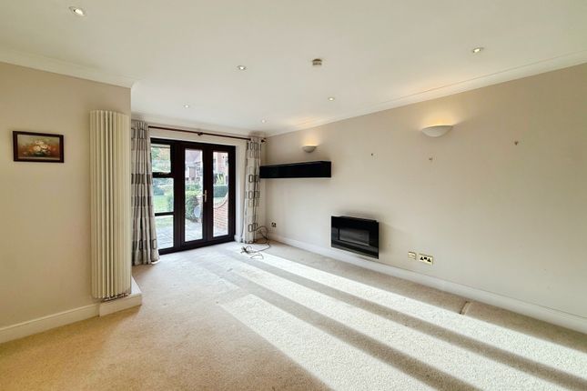Heathlands Court, Berkshire photo 3
