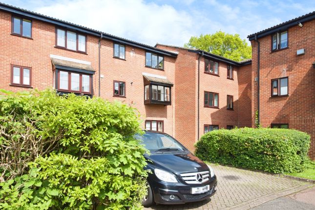 Thumbnail Flat for sale in Gladbeck Way, Enfield