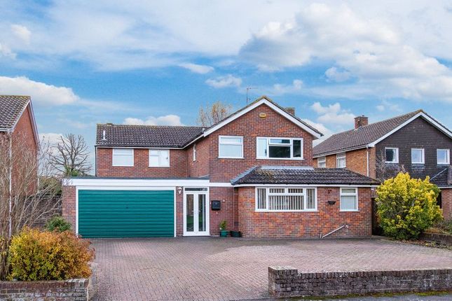 Image of 2 Earlswood Close, Aylesbury, HP21 7PG