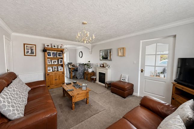 31, Norman Close, Clacton-on-Sea photo 3
