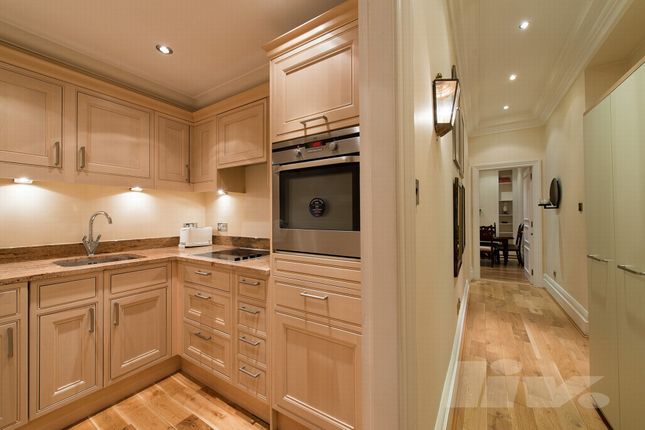 35 141-149, Knightsbridge, London photo 2