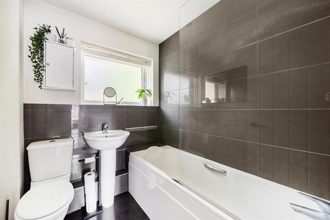 10, Glassonby Walk, Camberley photo 4