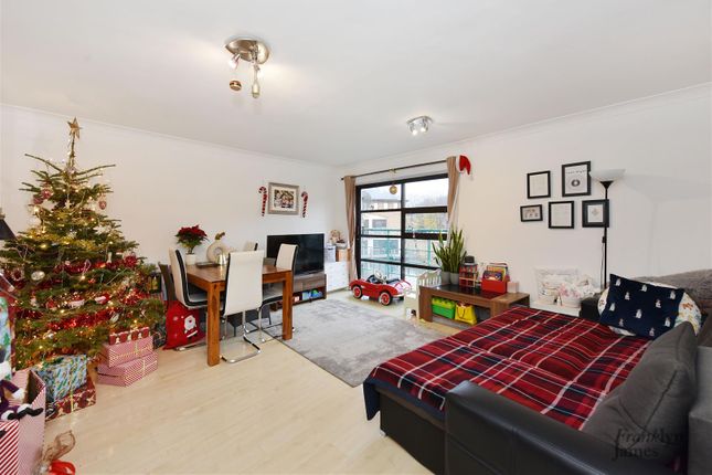 Flat for sale in Plover Way, Surrey Quays, London