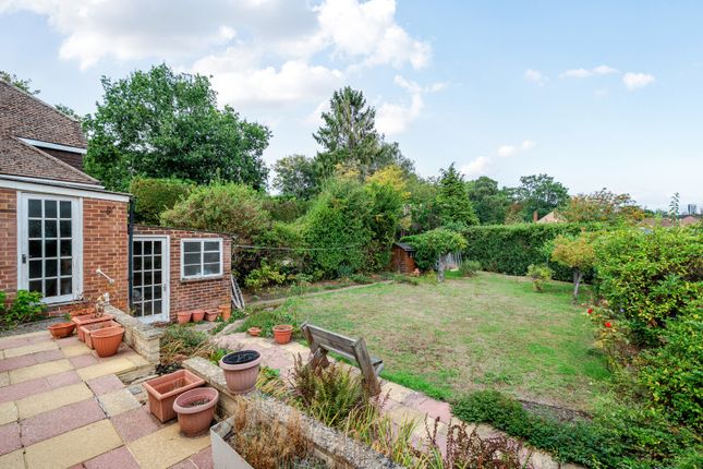 25, Old Hill, Woking photo 4