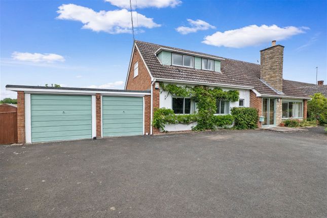 Thumbnail Bungalow for sale in Highlands, Windmill Hill, Stoulton, Worcestershire.