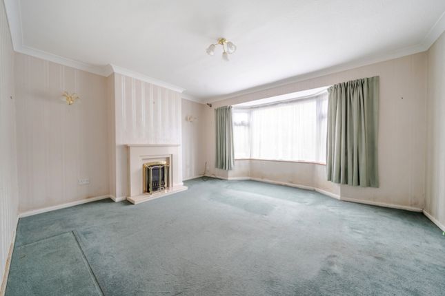 Fernwood Crescent, Nottingham photo 4