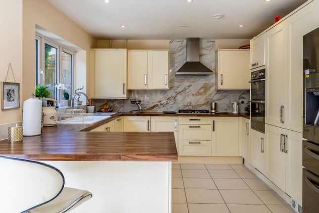 21, Hawthorne Gardens, Caterham photo 3