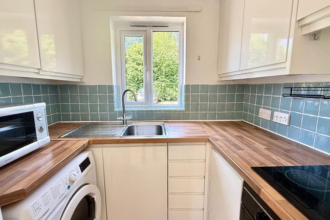 Flat 2, Randolph Court, Leatherhead photo 2