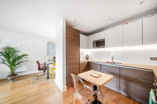 Flat for sale in Grove Park, Colindale