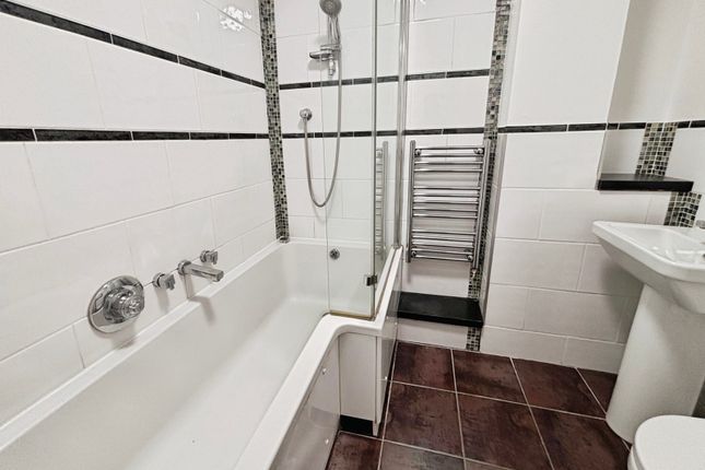26 Hale Court,, Fairview Gardens, Surrey photo 3