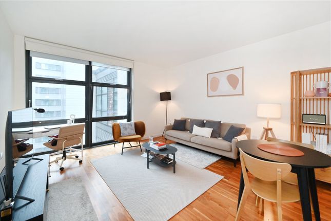 Thumbnail Flat for sale in Discovery Dock Apartments West, 2 South Quay Square, Canary Wharf, London