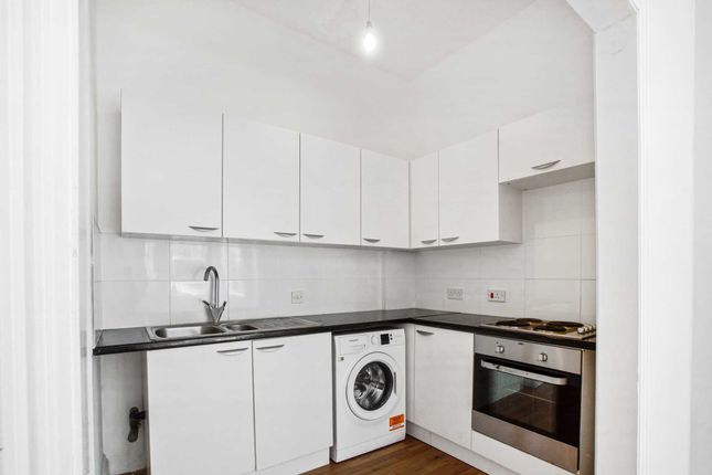 Duplex for sale in Downs Road, London