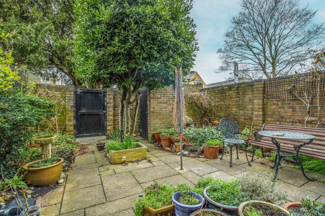 Town house for sale in St. Marks Court, Cambridge