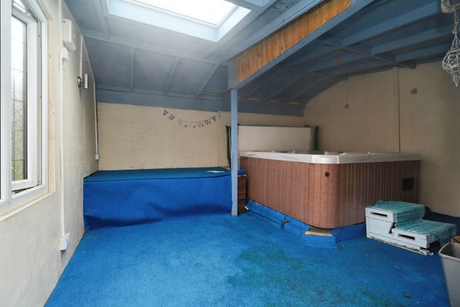 29, Station Close, Manchester photo 4