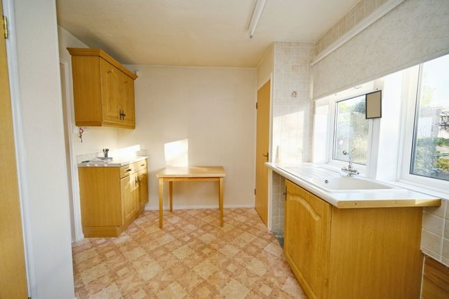 13, Doles Avenue, Barnsley photo 3