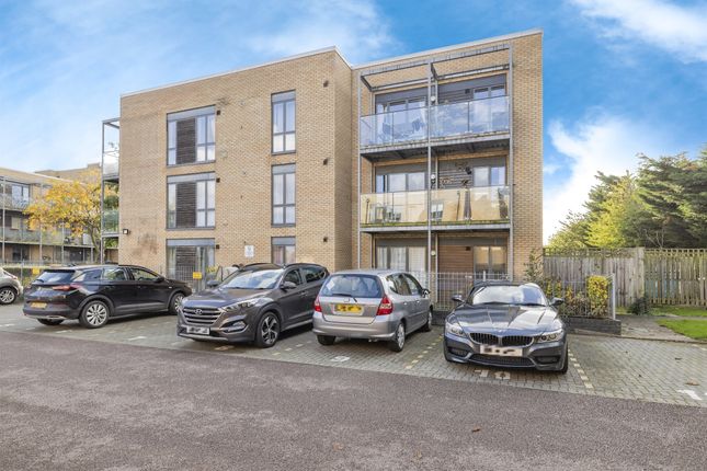 Thumbnail Flat for sale in Farrington Avenue, Bushey