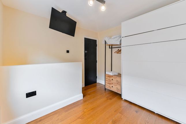 Studio flat on Fairholme Road, Barons Court, £2,565/mo