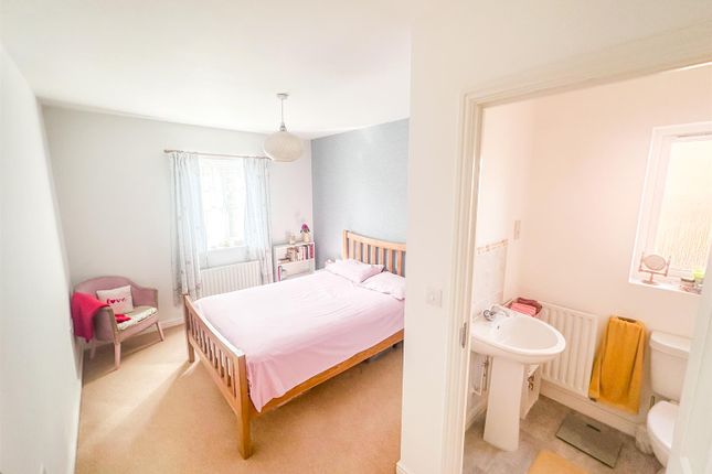 27, Wren Close, Corby photo 4