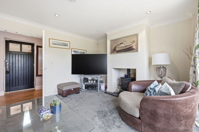 2 Cavell Close, Woodbridge photo 2