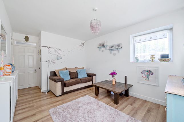 Flat 13, Hillview,, South Lodge Avenue, Mitcham photo 2