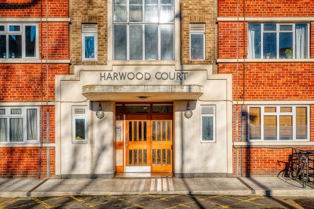 Flat to rent in Harwood Court, London