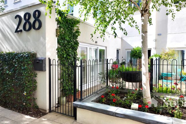 2-bed flat on Flat 288 Bromyard House, Bromyard Avenue, Ealing, £425,000