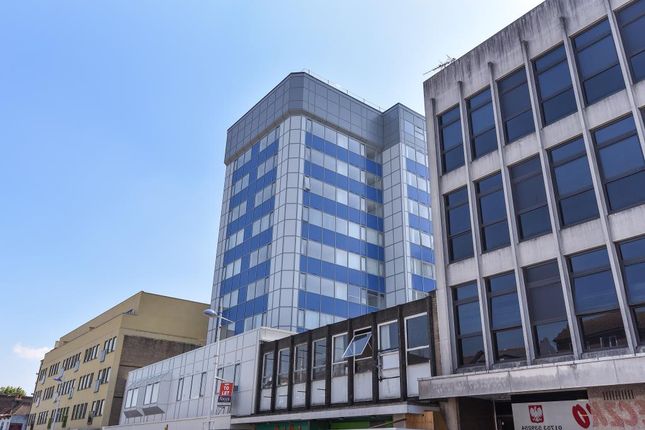 Thumbnail Flat to rent in Skyline, High Street Slough