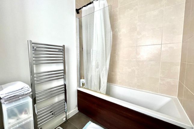 6 Eddington Court, 1 Silvertown Square, Greater London photo 4