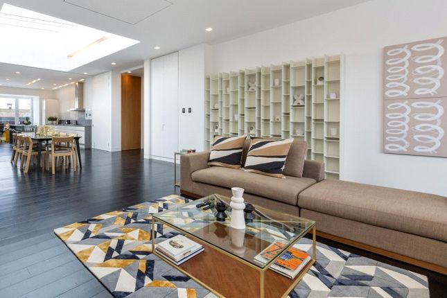Flat for sale in Market Place, London
