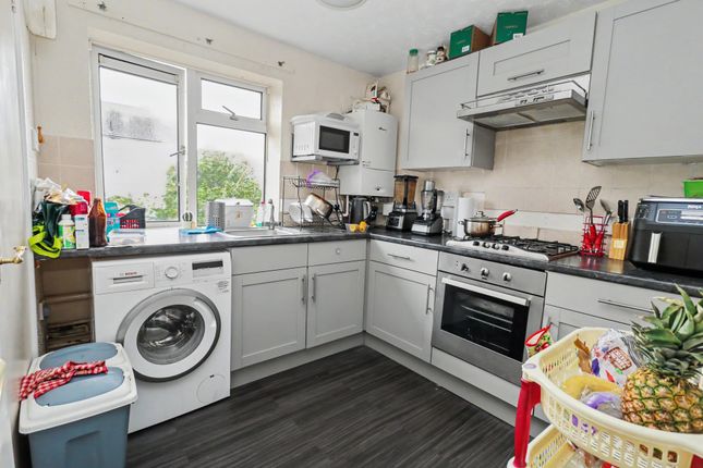 29, Winchfield Close, Southampton photo 4