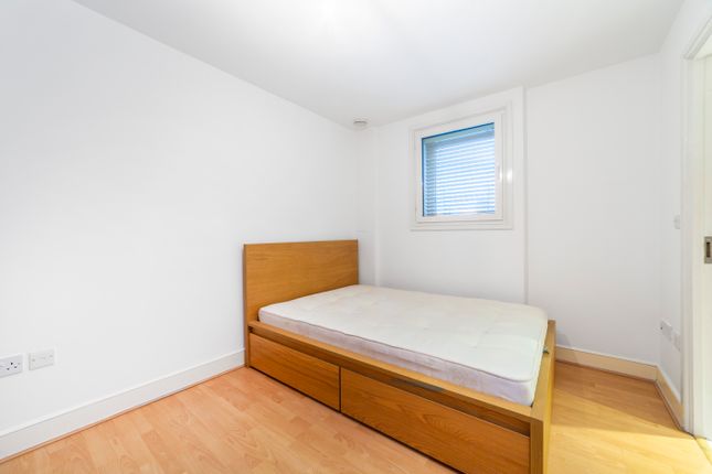 Flat to rent in Capulet Square, London