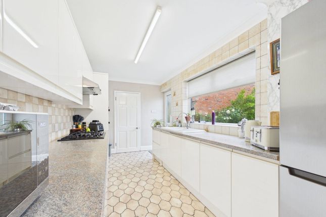 40, Hadley Avenue, Worthing photo 2